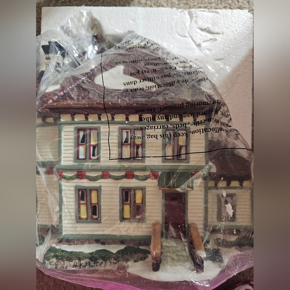 Vintage Dr's Office/Residence by St. Nicholas Square (Illuminated) - Picture 2 of 2